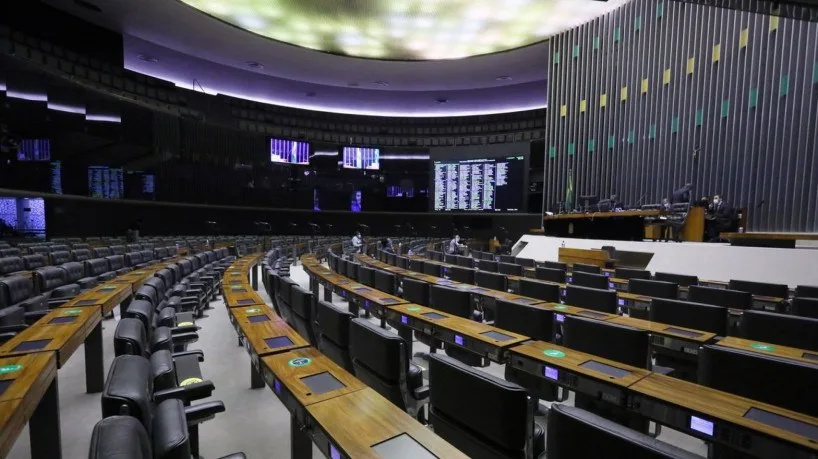 Plenário da Câmara dos Deputados com parlamentares em sessão.