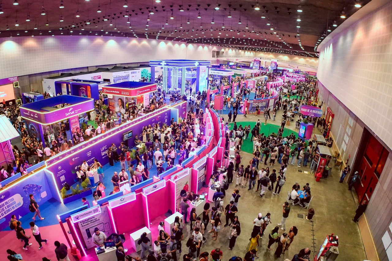 Público lota as dependências do Centro de Eventos do Ceará durante o Siará Tech Summit.