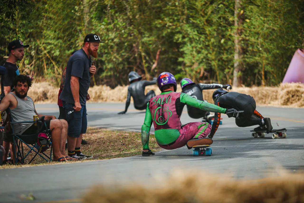 Atletas praticando manobras de skate em descida de serra no Ceará