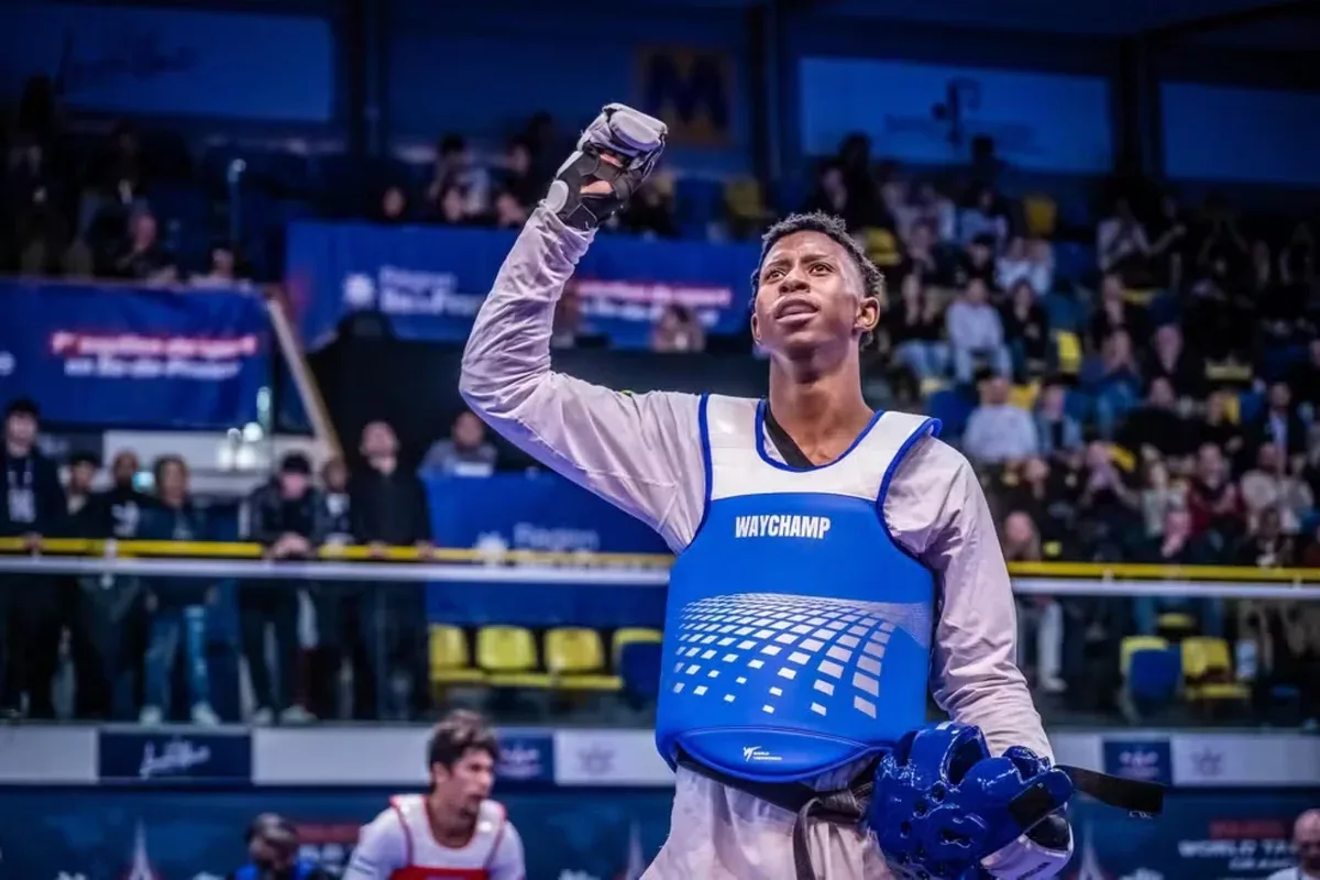 O atleta Henrique Marques competindo no Grand Prix de Paris de taekwondo.