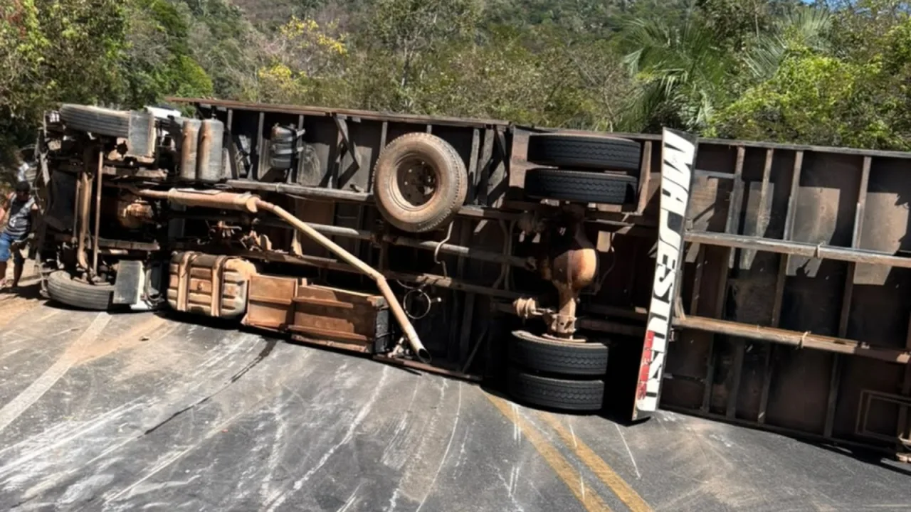 Caminhão tombado ocupando a pista da BR-222 em Tianguá