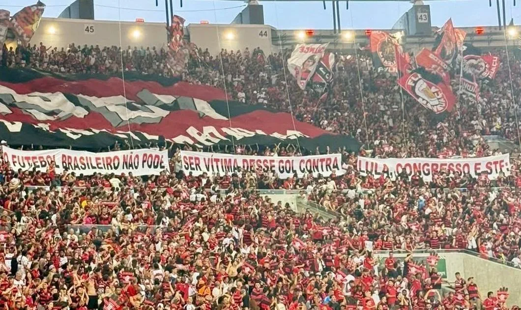 Faixa da torcida do Flamengo com protestos políticos no estádio do Maracanã.