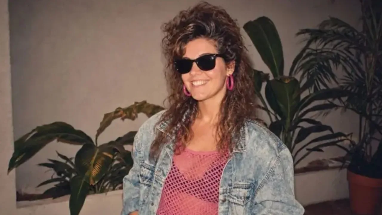 Interface de IA gerando imagem com estética retrô dos anos 80.