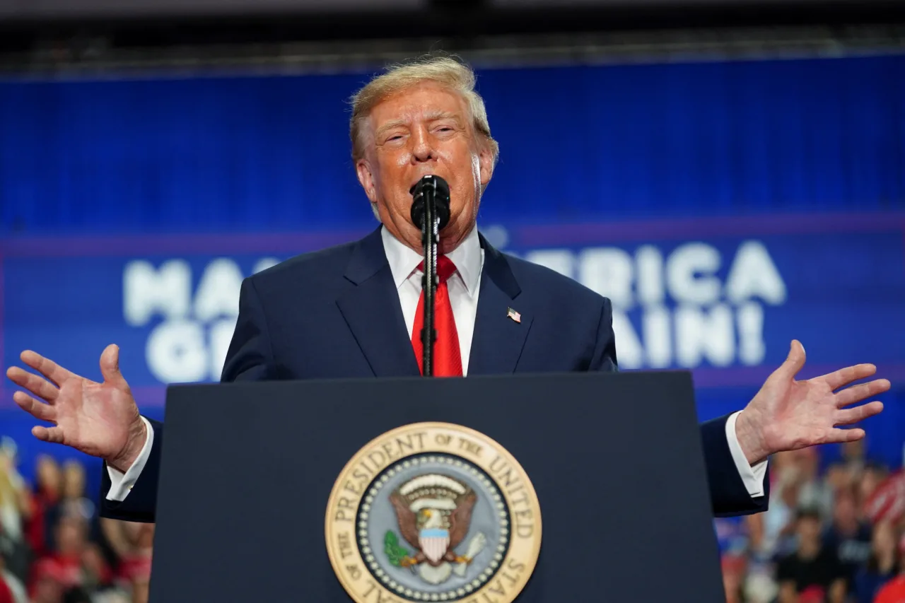 Donald Trump discursando durante comício em Syracuse, Nova York