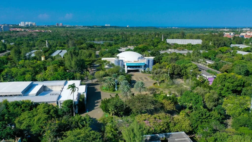 Fachada e instalações da Universidade de Fortaleza