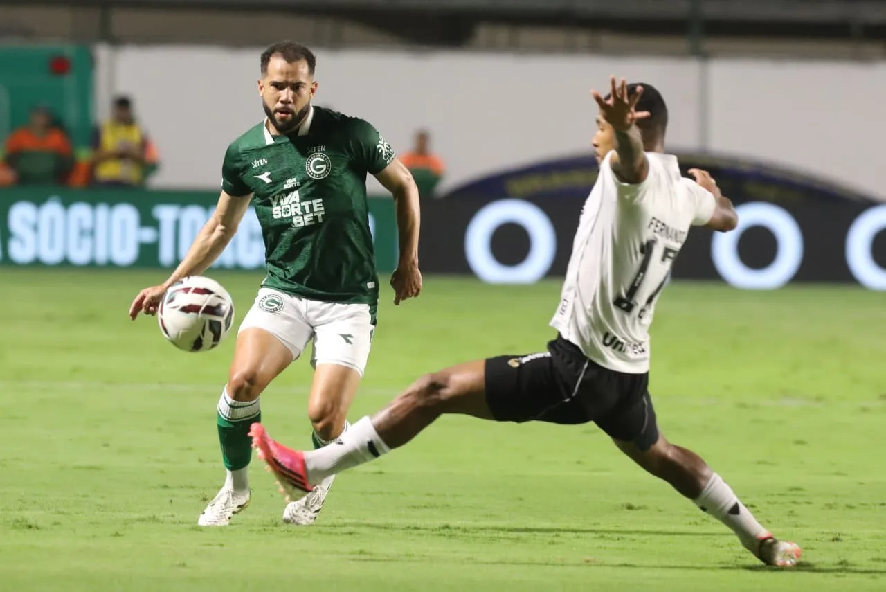 Jogadores durante partida de futebol entre Goiás e Ceará