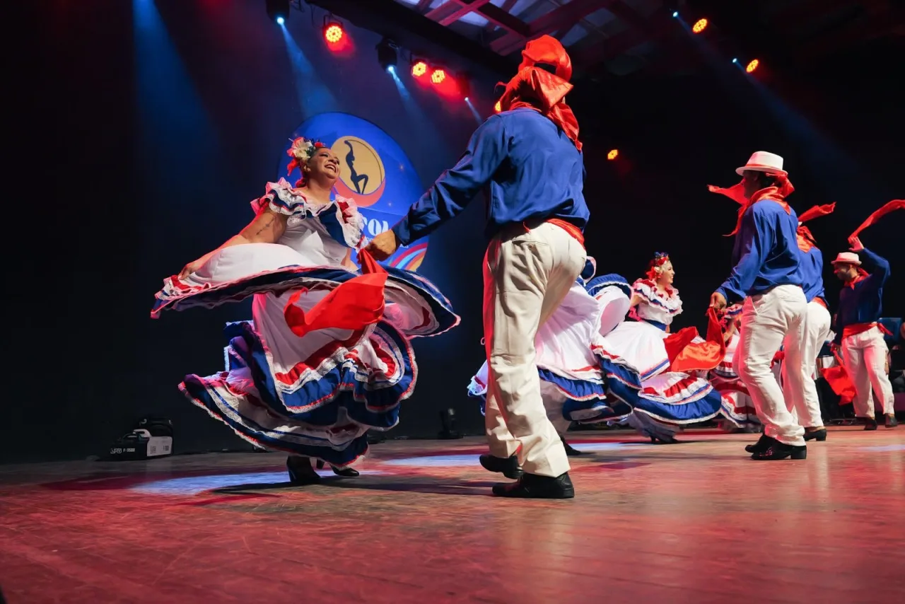 Dançarinos de grupos folclóricos em apresentação no palco do Fifolc.