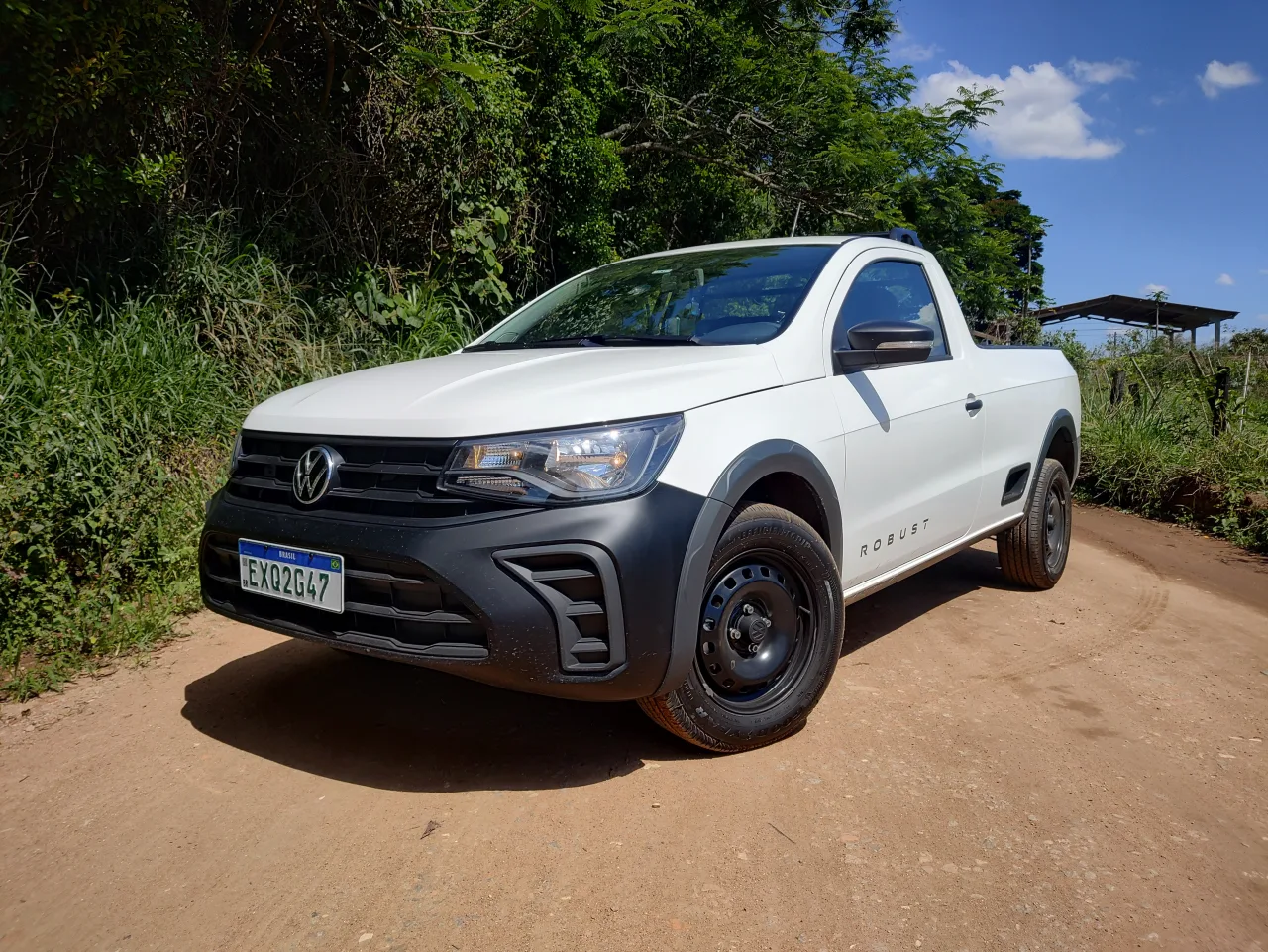 Picape Volkswagen Saveiro Robust abastecida com etanol em ambiente externo.