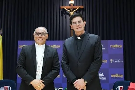 Arcebispo de Fortaleza e Padre Reginaldo Manzotti em coletiva de imprensa.