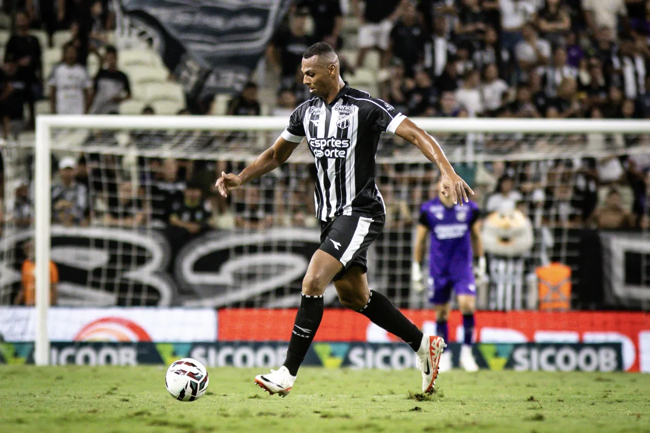 Zagueiro Luizão em ação pelo Ceará na Série B.