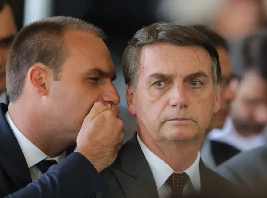 Bolsonaros intimados! justiça intima presidente e filho a explicarem nomeação à embaixada