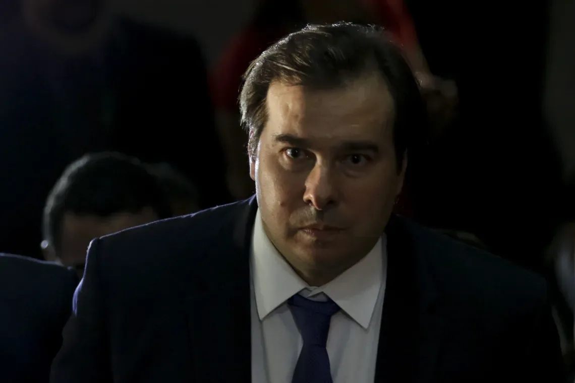 Rodrigo Maia acusa Bolsonaro de comandar rede de fake News