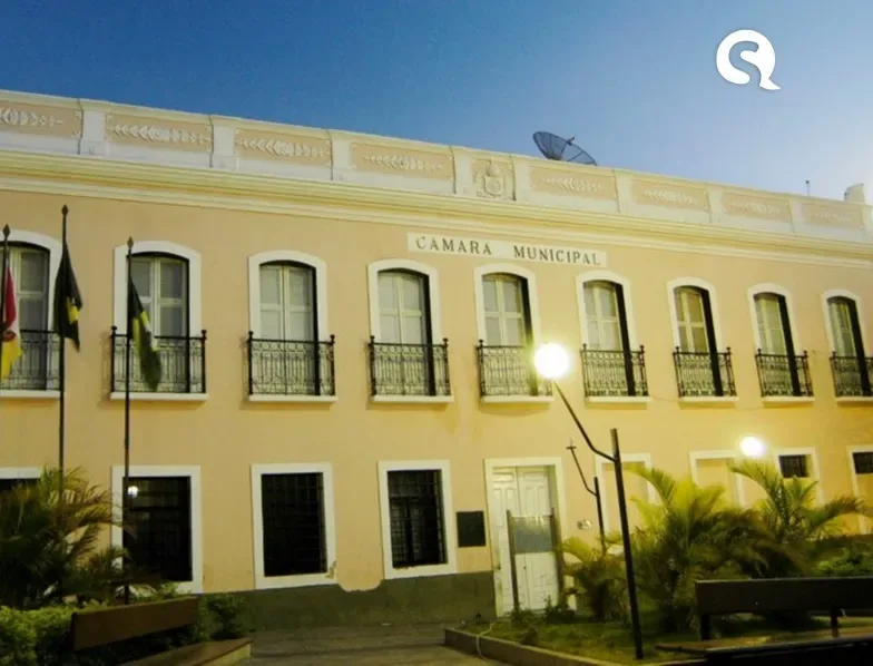 Justiça manda Câmara de Sobral pagar salários do vereador afastado Romário Araújo