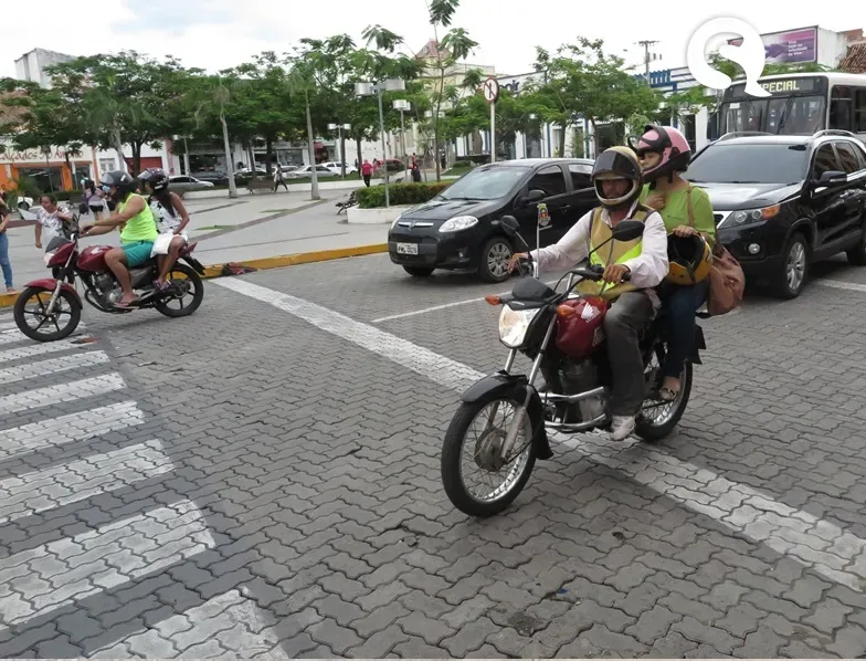Prefeitura de Sobral distribui mil capacetes para motociclistas de distritos do Município