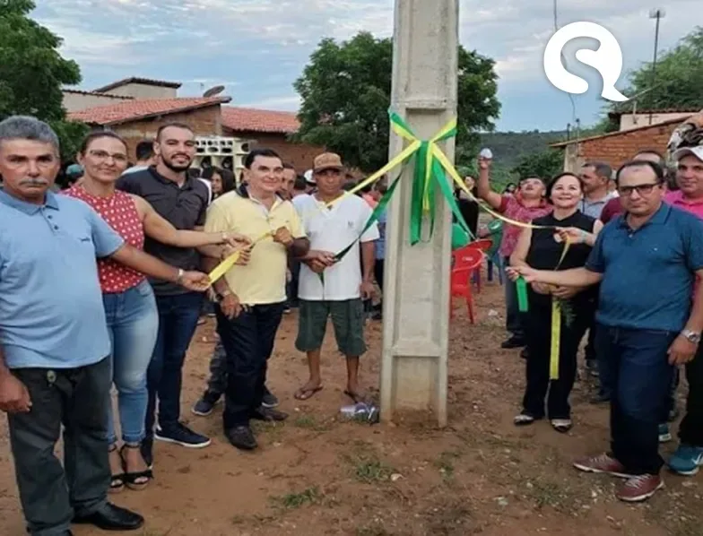 Prefeita piauiense inaugura poste e vira motivo de piada