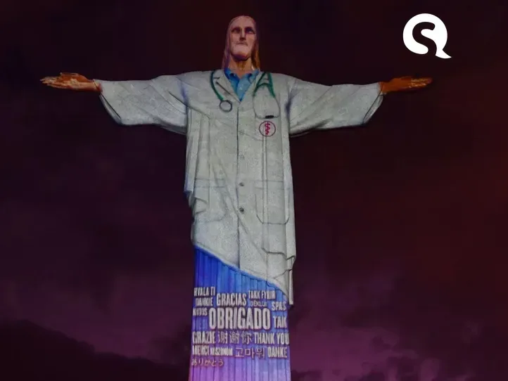 Cristo Redentor ‘veste’ jaleco em homenagem a médicos durante pandemia do coronavírus