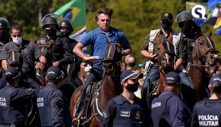 Bolsonaro sobrevoa ato contra o STF, acena e anda de cavalo