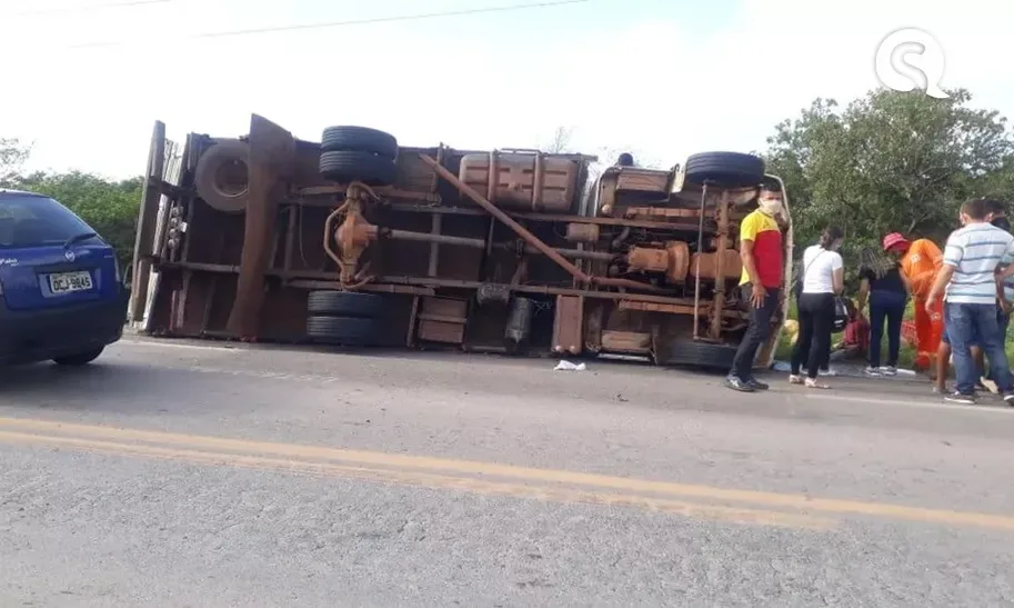 Caminhão de abóboras tomba na BR 222, em Sobral, no Ceará, e deixa motorista ferido