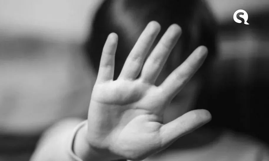 Menina de dez anos entrou em hospital em porta-mala de carro enquanto médico distraía religiosos