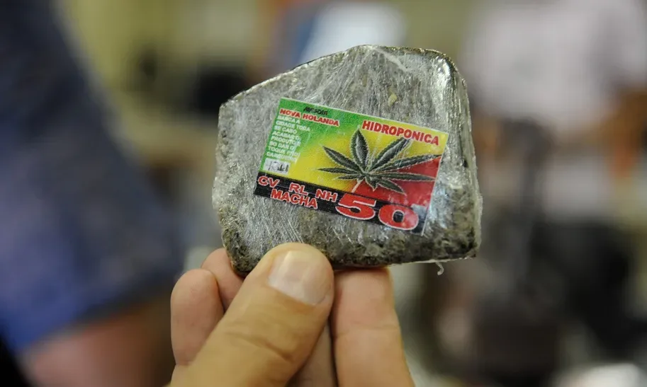 Homem é preso pela PCCE com droga e rojões na cidade de Sobral