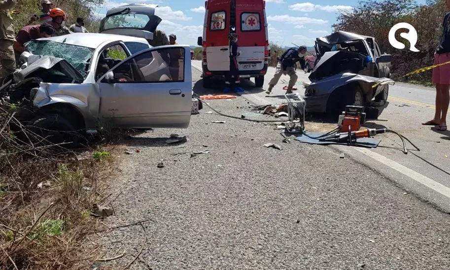 Colisão frontal de veículos deixa um morto e três feridos na BR-020, em Canindé-CE