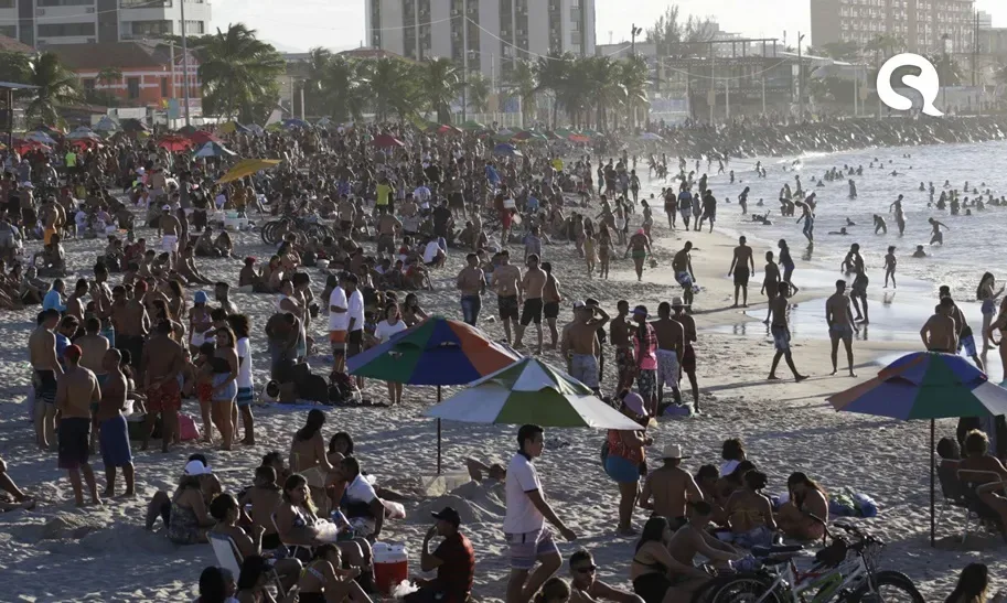 Praias de Fortaleza voltam a registrar aglomerações neste domingo (02)