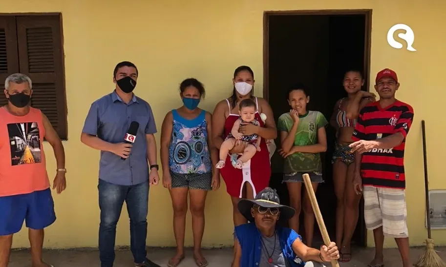 Comunidade presenteia casal com casa nova em Jaibaras