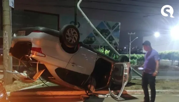 Motorista de aplicativo capota carro após cochilar na avenida Santos Dumont, em Fortaleza