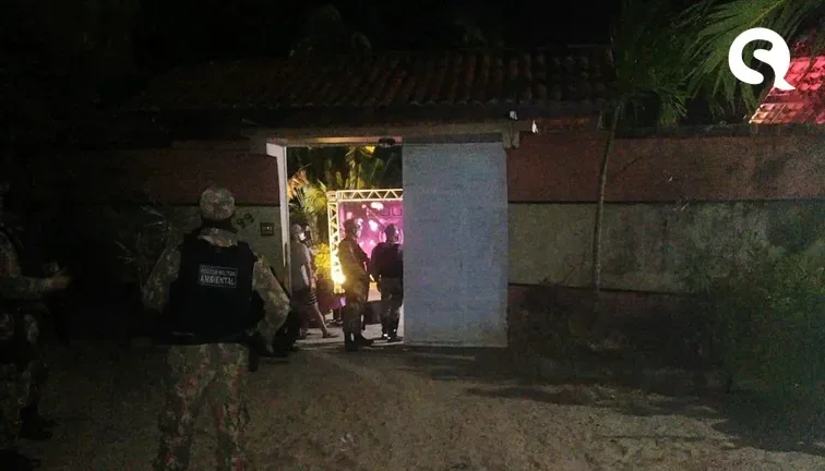 Policiais encerram festa com mais de 300 pessoas na Praia do Futuro