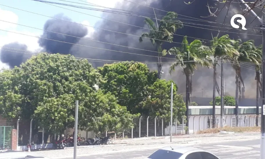 Fábrica em Maracanaú sofre incêndio neste sábado (10)