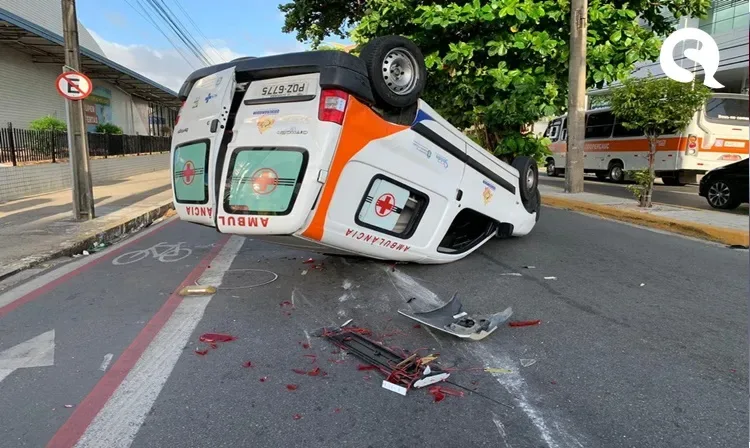 Ambulância colide com veículo de aplicativo e capota