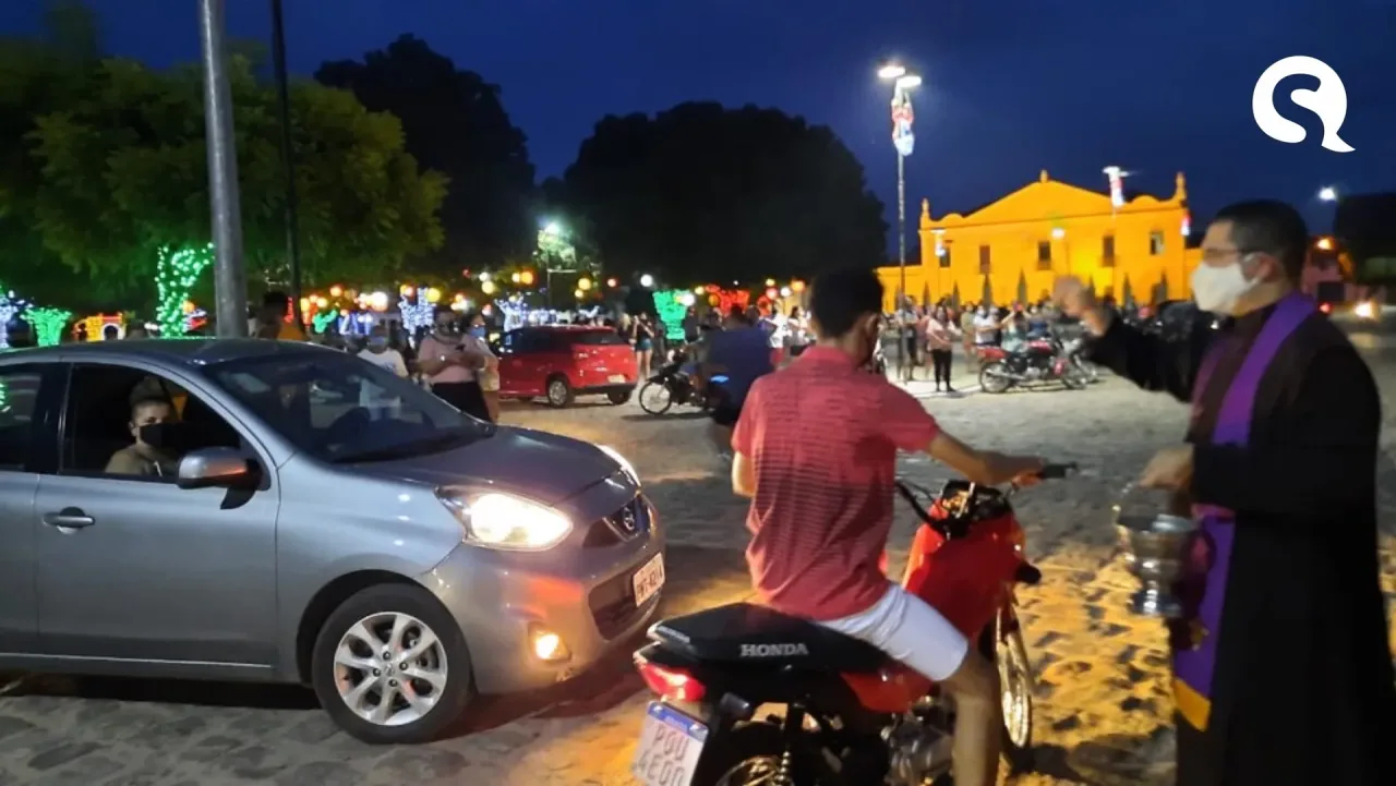 Padre dá benção em formato ‘drive thru’ para evitar aglomeração em festa do Senhor do Bonfim no interior do Ceará