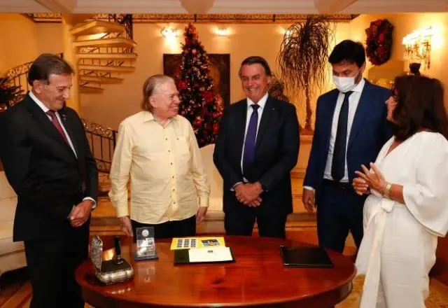 Silvio Santos entrega selo comemorativo de seus 90 anos ao presidente Bolsonaro