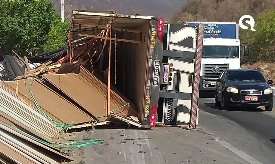 VÍDEO: Câmera registra tombamento de carreta na BR-222, em Itapajé