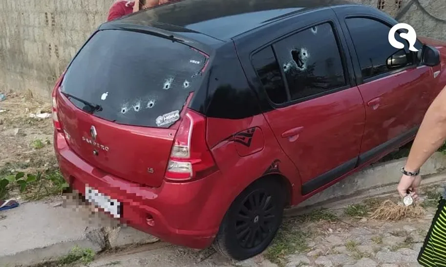 Motorista de aplicativo e passageiro são mortos dentro de veículo em Caucaia
