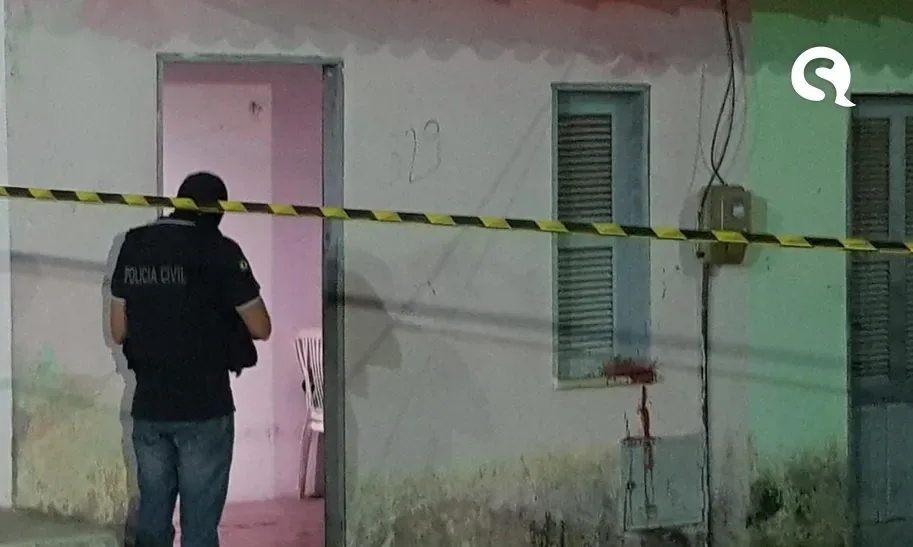 Mulher mata marido na porta da própria casa em Itaitinga-CE