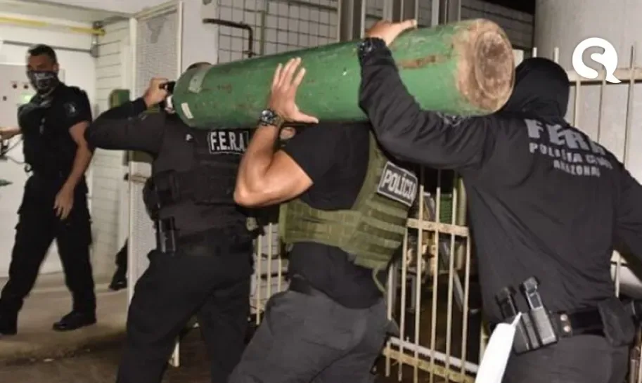Polícia apreende 33 cilindros de oxigênio escondidos em caminhão em Manaus