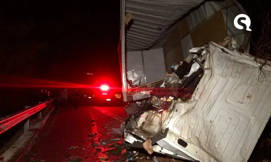 Urgente | Acidente na CE 241 deixa duas pessoas feridas e caminhão é saqueado