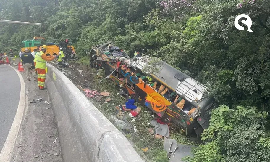 Acidente com ônibus na BR-376 deixa 21 mortos e 33 feridos, diz PM