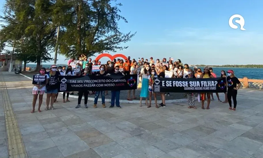 Familiares e amigos de Keron Ravach protestam a favor de vidas LGBTQIA+ em Camocim