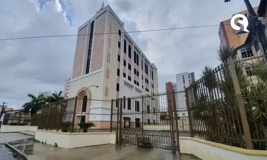 Criminosos são flagrados quando tentavam furtar geladeira de igreja em Fortaleza; vídeo