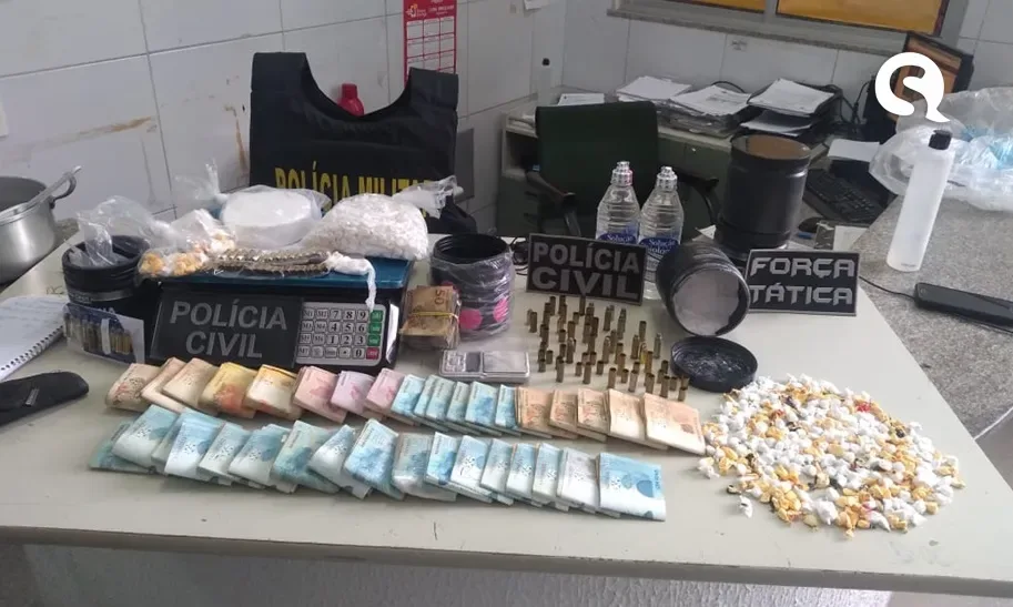 Polícia Civil e Militar realizam apreensão de drogas, dinheiro e prende 4 indivíduos em Itapipoca