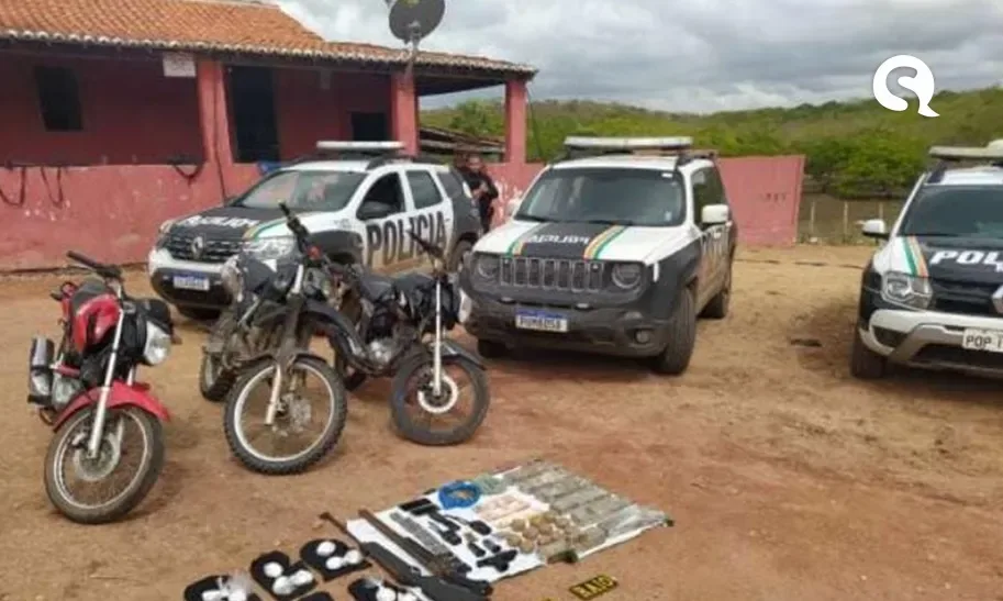Polícia Militar realiza operação e apreende veículos roubados, armas, quase 10kg de drogas, munições e dinheiro em Morrinhos-CE. Um suspeito é preso