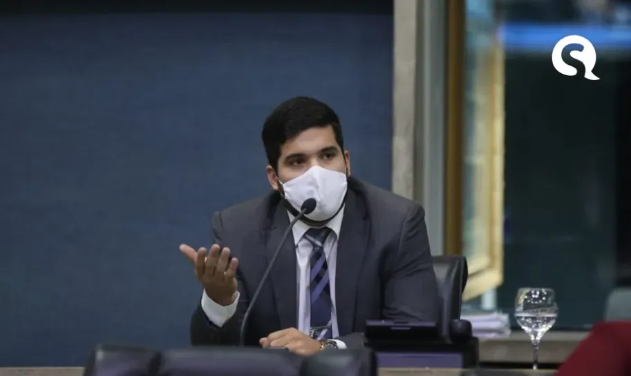 Deputado André Fernandes tem carro rebocado após tumulto em meio a protesto no entorno da Assembleia