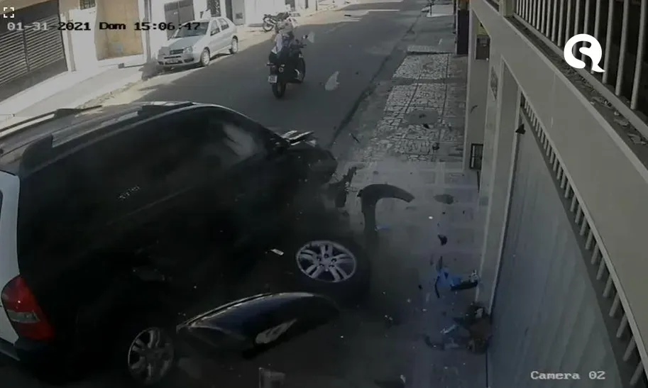 Motorista embriagado é autuado após atropelar idoso e capotar carro em Maracanaú; veja vídeo