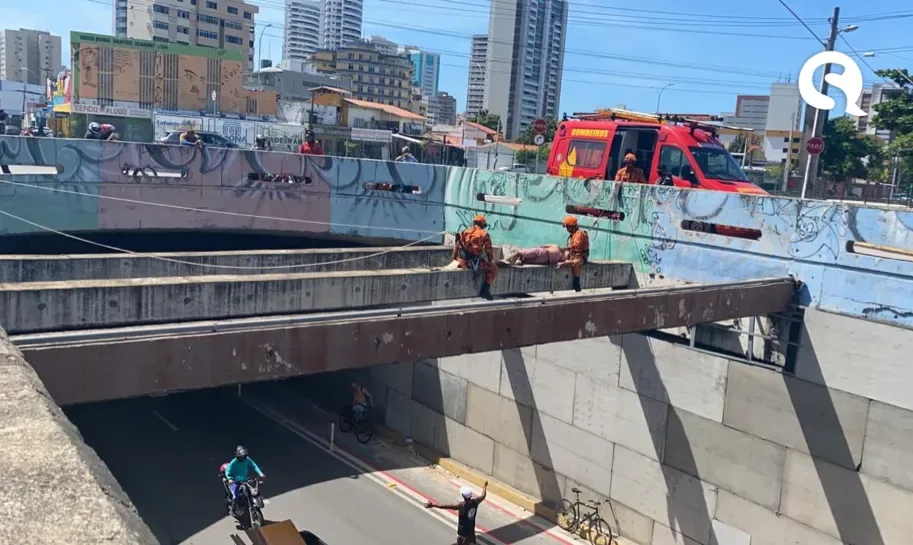 Homem é resgatado enquanto dormia em viga sobre túnel na Avenida Santos Dumont