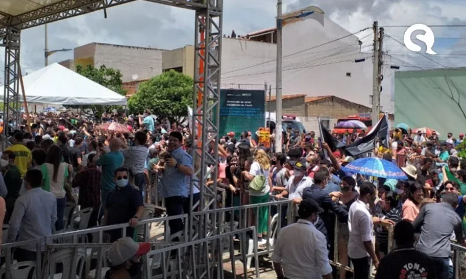 A mando de Bolsonaro, equipe retira bloqueio e multidão entra em espaço restrito