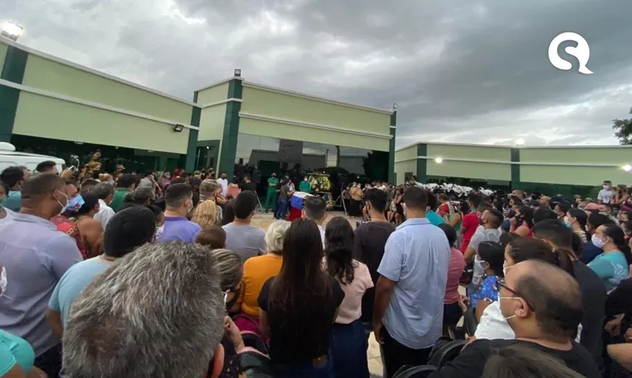 Familiares e amigos se emocionam no último adeus ao Cabo Weslen Monção