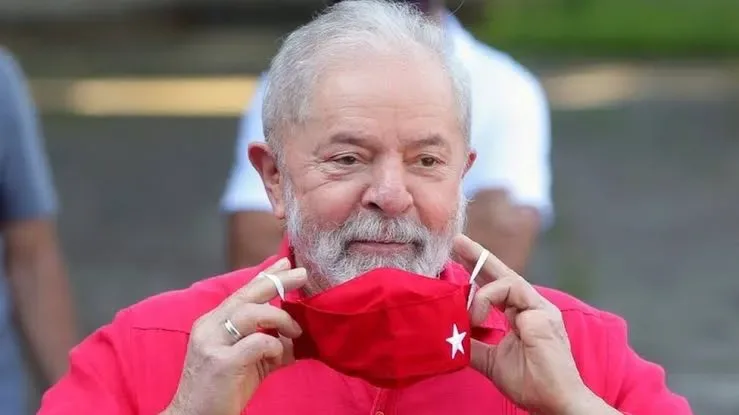 Lula recebe primeira dose de vacina contra covid-19 em São Paulo