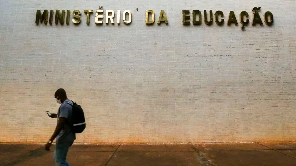 MEC cancela ofício que ameaçava punir universidades federais por manifestações políticas